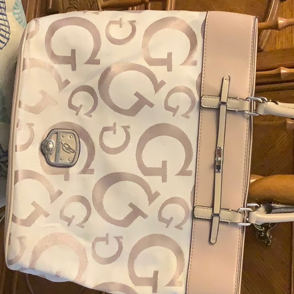 Guess shoulder bag. Used but in very good condition. Tan